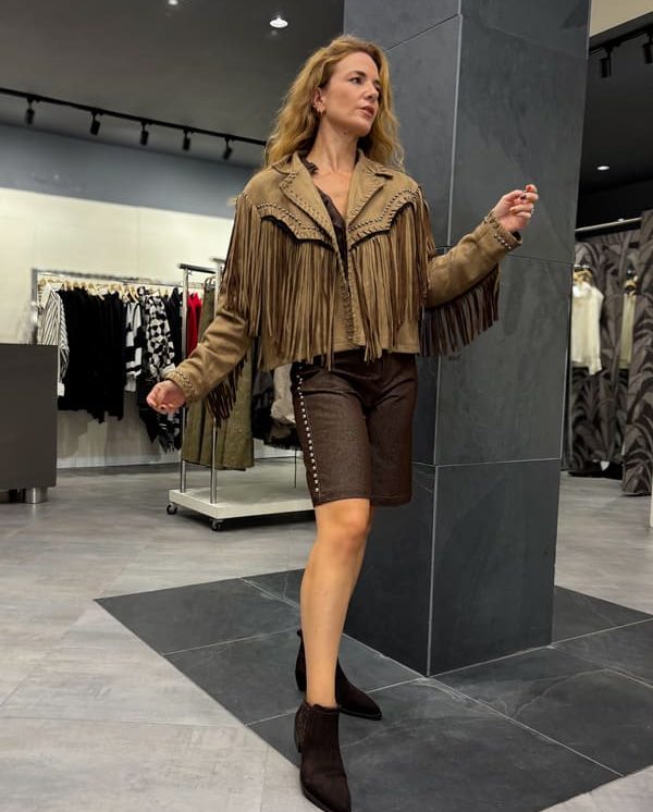 Chaqueta tachuelas y flecos